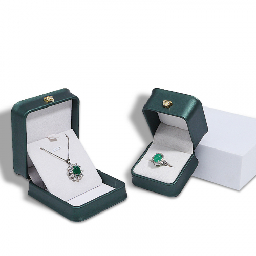 Подарочный футляр из искусственной кожи_3 502416 76.87 ₽